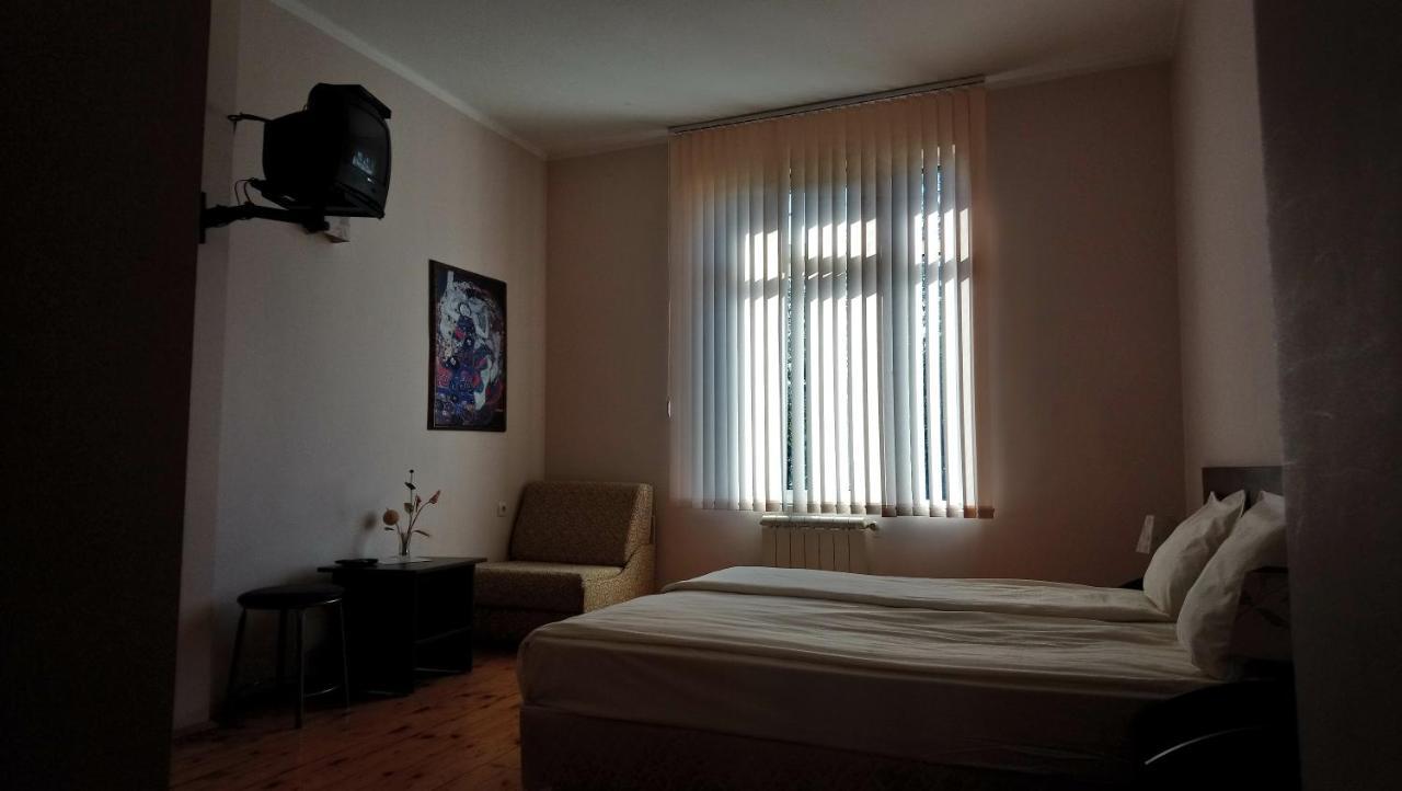 Семеен Хотел "Невен" Momin Prohod Extérieur photo